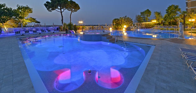 Un giorno alle Terme in famiglia.Animazione e Intrattenimento Wellness & SPA Family Area Piscina panoramica con acqua termale e vista sui colli Playground al coperto e parco giochi all'aperto Assistenza ai genitori