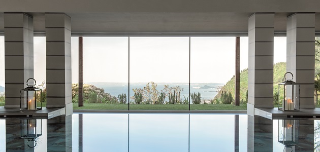Speciale lago in inverno. Regalatevi un esclusivo momento di benessere con un soggiorno di due notti in edizione limitata, che include una cena à la carte Lefay Vital Gourmet, un massaggio Lefay SPA e una sessione nel lago salino. 