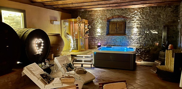 In Spa in coppia o tra amiche. Nelle terre Toscane orlate di ulivi e cipressi. Soggiorno con colazione in porticato panoramico Percorso benessere con Scrub al sale marino e olio di oliva, Sauna Finlandese, Vasca Idromassaggio, Cromoterapia..