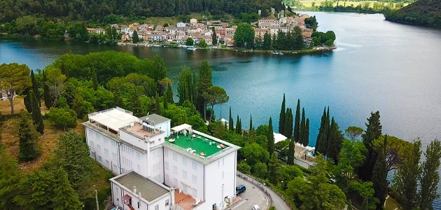 Sul Lago di Piediluco soggiorno benessere Percorso benessere Ninfea Panoramic Spa Consulenza di Armocromia per valorizzare lo stile abbinando abiti e accessori.