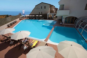 FUGA ROMANTICA AL MARE.  A Tropea sulla Costa degli Dei. Percorso benessere, stanza del sale e piscina.  Servizio spiaggia. 