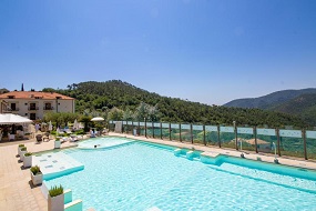 PAUSA AL MARE IN LIGURIA € 49. Un posto magico, immerso in un’ampia e aperta valle verdeggiante.  Piscina esterna.  Percorso benessere.