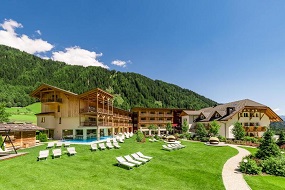 SETTIMANA DELLE MALGHE IN SPA CON VISTA PANORAMICA. -Soggiorno in 1/2 pens. benessere -Spa di 2.000m² su 3 piani con Piscina interna/esterna. - Ogni giorno escursioni guidate nell’area vacanze Rio Pusteria con la nostra guida. - Gita a malga Fane con merenda tirolese e prodotti tipici presso la nostra baita.