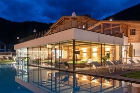 SOGGIORNI RELAX NELLA NATURA INCONTAMINATA. Fate il pieno di energie tra i monti dell'Alto Adige: Nuova Spa, Piscina interna panoramica e piscina all’aperto con acqua salata.