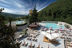 PAUSA RELAX ALLE PISCINE TERMALI 2 giorni 1 notte. - Tra Napoli e Roma soggiorno con colazione. - 2 giornate alle Piscine Termali con idropercorsi rivitalizzanti - Cena con menù degustazione gourmet presso il nostro Ristorante Aqua - Massaggio rilassante agli olii essenziali