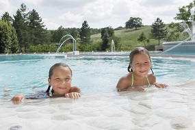 IN FAMIGLIA ALLE PISCINE TERMALI THEIA € 95 A NOTTE. - In Toscana soggiorno in pensione compl.   - Piscine Termali Theia  - 7 piscine con  600 mq. di acqua termale  - Servizio Miniclub.