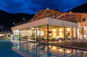 SOGGIORNI RELAX NELLA NATURA INCONTAMINATA.  - Fate il pieno di energie tra i monti dell'Alto Adige. - Nuova Spa, Piscina interna panoramica e piscina all’aperto con acqua salata.