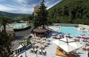 PAUSA RELAX ALLE PISCINE TERMALI 2 giorni 1 notte. - Tra Napoli e Roma soggiorno con colazione.  - 2 giornate alle Piscine Termali . - Cena con menù degustazione gourmet presso il nostro Ristorante Aqua - Massaggio rilassante agli olii essenziali.