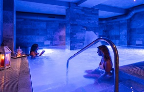 FUGA IN SPA ILLIMITATA IN VAL D'ORCIA € 64 - In Toscana, soggiorno soggiorno con colazione. - Spa illimitata con 2 piscine, una aperta fino all'1 di notte.  - Piscina Laguna Blu solo per adulti.