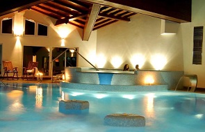 Pausa in Spa per la coppia nelle colline marchigiane. - Nel verde delle colline e affacciato sull' azzurro del mare. - Un soggiorno con una piscina interna incastonata nella roccia - Spa con percorsi benessere.