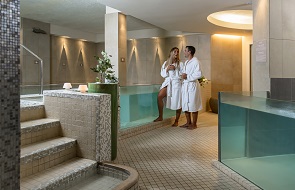 - 2 notti, camera vista mare con allestimento romantico.  - Gustose e prelibate cene.  - 350 mq di Spa illimitata.  - Massaggi sensuali in Love room.  - Spiaggia privata.