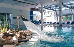 EPIFANIA ALLE PISCINE TERMALI DI DOBRNA € 60 Rilassati nel più antico centro termale della Slovenia 🇸🇮, una vera oasi di benessere immersa nella natura 🌿💧  Il pacchetto include: 🍽️ Soggiorno in mezza pensione 🏊♂️ Ingresso alle piscine termali