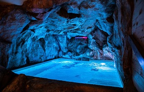EPIFANIA NEL CUORE DEL VALLO DI DIANO. 📍 Tra le Grotte di Pertosa, la Certosa di Padula e i borghi storici  🥂 Prima colazione e cena. 💧 Percorso SPA privato con Grotta e Piscina Idromassaggio 🌙 Soggiorno di 1 o 2 notti