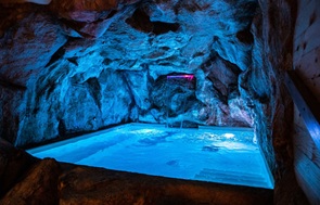 ✨ NEL CUORE DEL VALLO DI DIANO. 📍 Tra le Grotte di Pertosa, la Certosa di Padula e i borghi storici 💧 Percorso SPA privato con Grotta e Piscina Idromassaggio 💑 Massaggio di coppia 🌙 Soggiorno di 1 notte