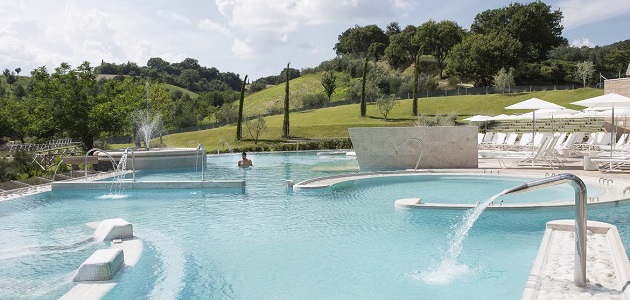 In Toscana soggiorno in 1/2 pensione Piscine Termali Theia con 7 piscine di 600 mq. Serata delle streghe, visite e degustazione frantoio e azienda agricola