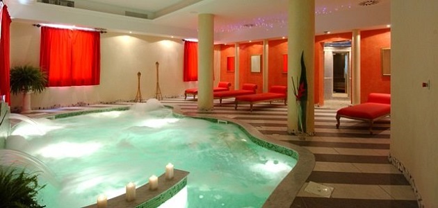 Giornate di benessere al mare con Spa di 300 mq nella dolce atmosfera del Centro Divina Benessere con piscina idromassaggi.