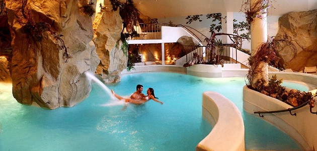 Pausa romantica nel cuore delle Dolomiti  Un giorno Gratis! Posizione mozzafiato nelle Dolomiti Soggiorno in pensione 3/4 SPA con piscina incastonata nella roccia 4=3 anche per skipass Plan De Corones