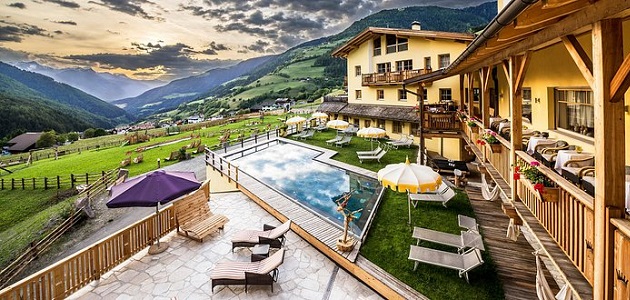Prima colazione ricca di prodotti regionali Percorsi benessere con piscina e regno saune Idromassaggio esterno e biotermario - per nudisti Escursioni, musica natalizia e  serate tirolesi