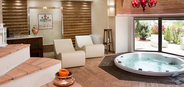 Pausa benessere nella natura. Nelle colline dell'Alto Lazio Percorso privato in Spa vista piscina e colline. Massaggio relax